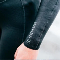 Mystic 2024 Femmes Gem 6/4/3mm Chest Zip à Capuche Combinaison Néoprène 11 Mystic 2024 Femmes Gem 6/4/3mm Chest Zip à Capuche Combinaison Néoprène -Kitesurf Boutique 2024 femmes gem 643mm chest zip a capuche combinaison neoprene 3