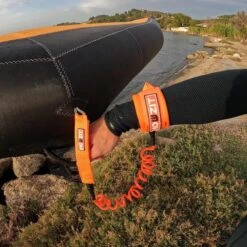 Kitesurf Boutique -Kitesurf Boutique leash de wingfoil howzit coil orange poignet 4 1