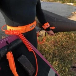 LEASH DE WINGFOIL HOWZIT COIL ORANGE POIGNET 4' -Kitesurf Boutique leash de wingfoil howzit coil orange poignet 4 6