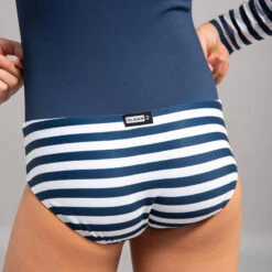 Maillot 1 Pièce Manches Longues Fille MAYA Bleu Marine 14 Maillot 1 Pièce Manches Longues Fille MAYA Bleu Marine -Kitesurf Boutique maillot 1 piece manches longues fille maya bleu marine 3